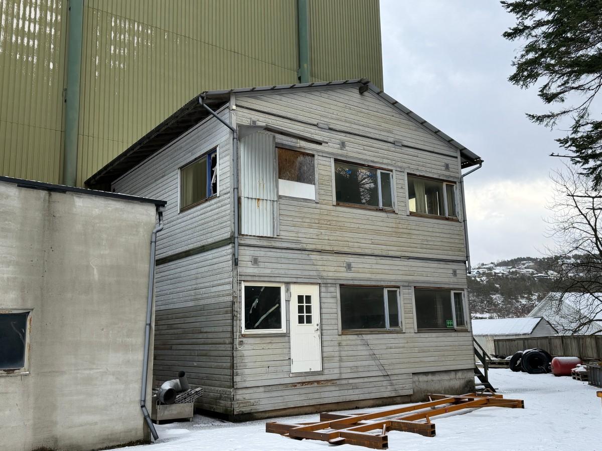 6 brakker - 3 garderober - 3 kontor