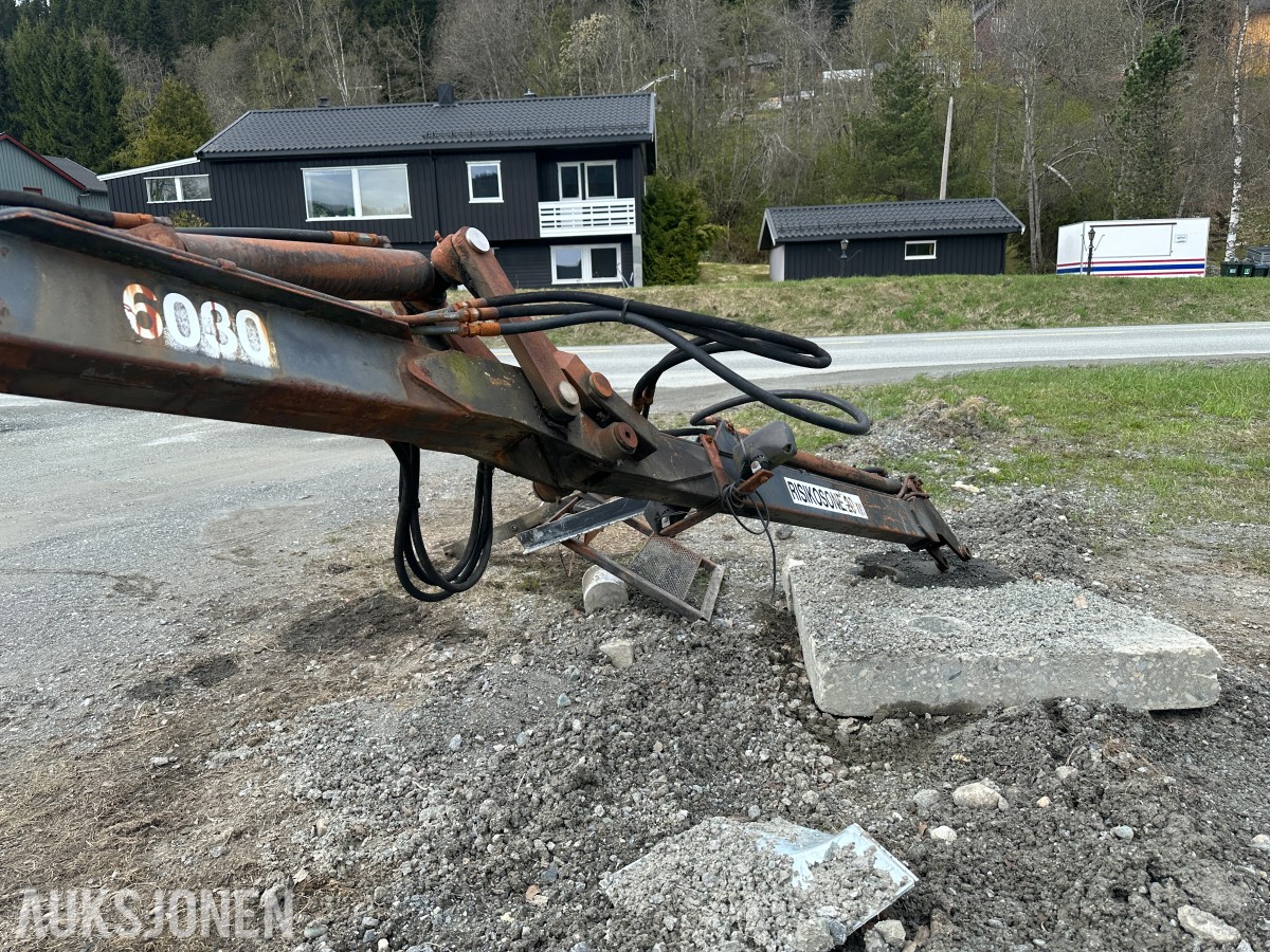 Tømmerkran ca. 6,5 m rekkevidde med hydraulisk sentral