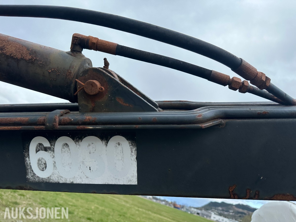 Tømmerkran ca. 6,5 m rekkevidde med hydraulisk sentral