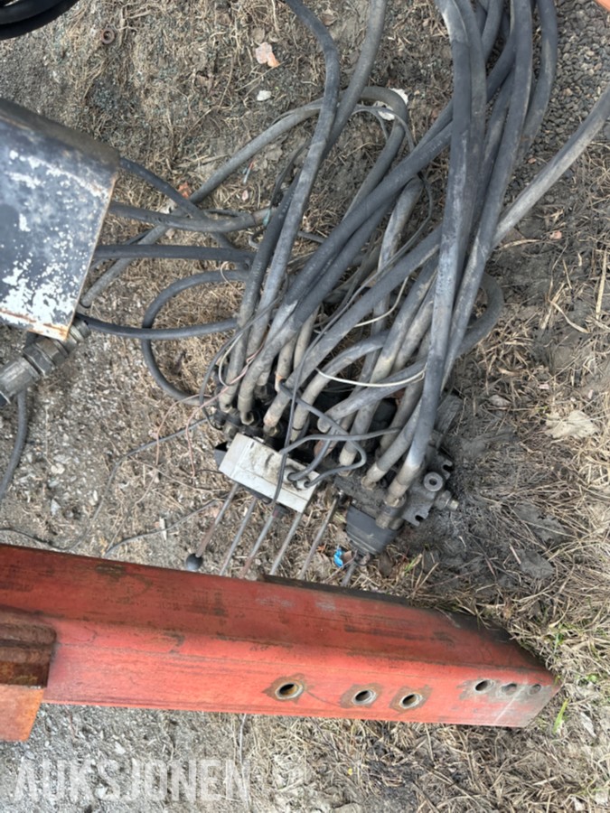 Tømmerkran ca. 6,5 m rekkevidde med hydraulisk sentral