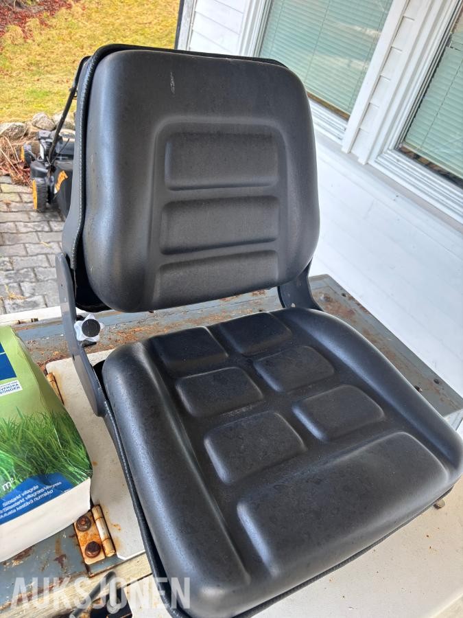 1985 Nissan M106t minigraver - mva fri
