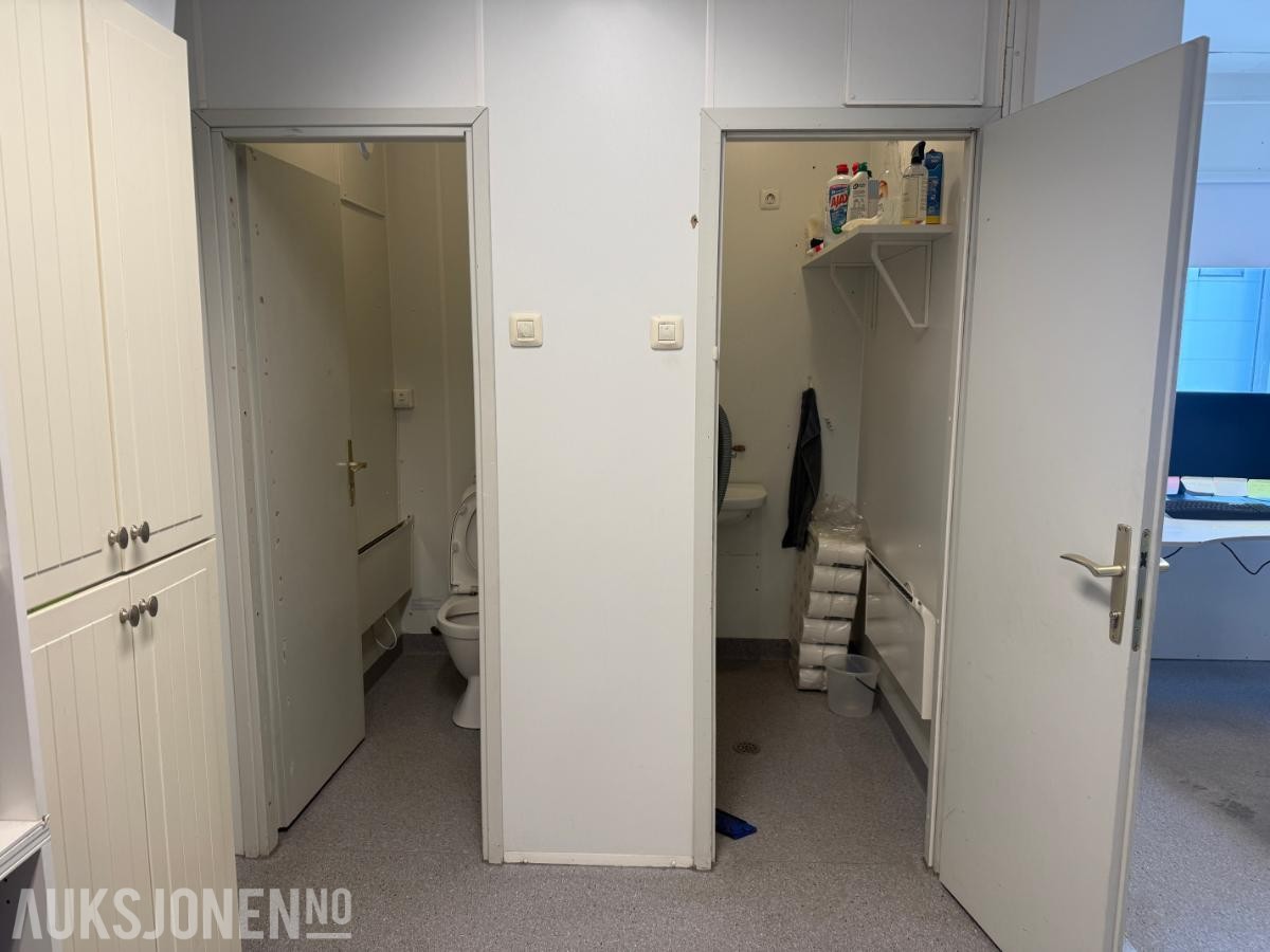 Kontorbrakke m/separat toalett og vaskerom.