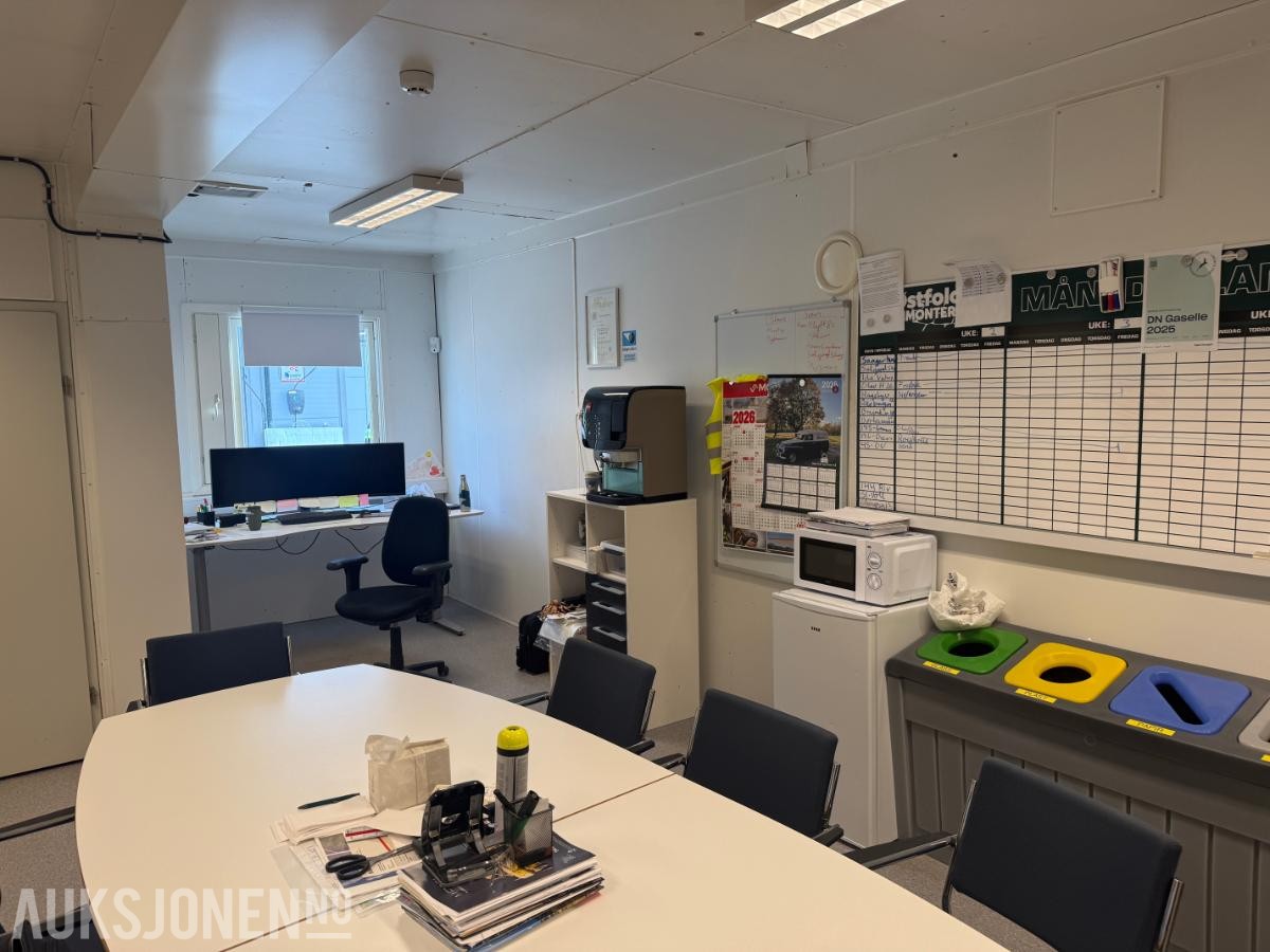 Kontorbrakke m/separat toalett og vaskerom.