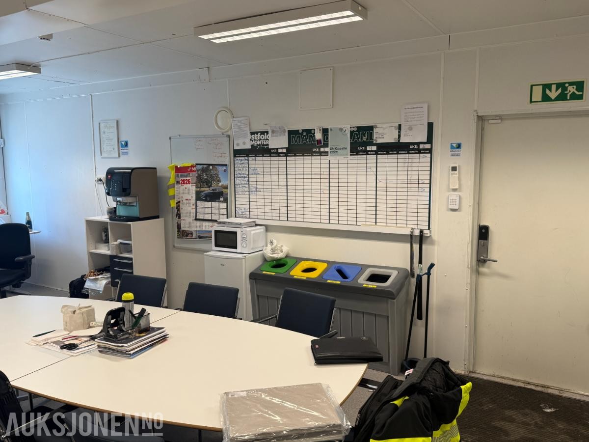 Kontorbrakke m/separat toalett og vaskerom.