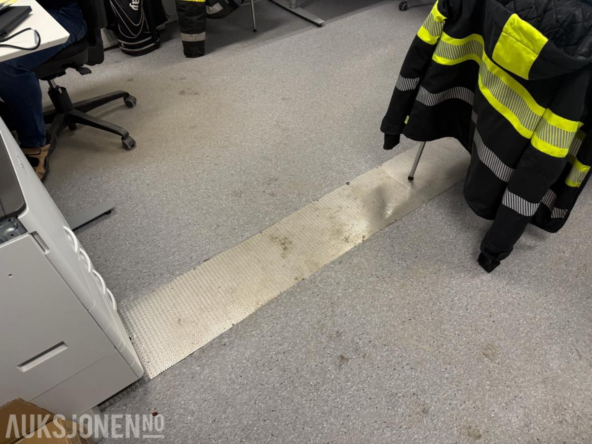 Kontorbrakke m/separat toalett og vaskerom.