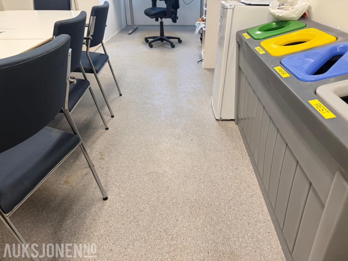 Kontorbrakke m/separat toalett og vaskerom.