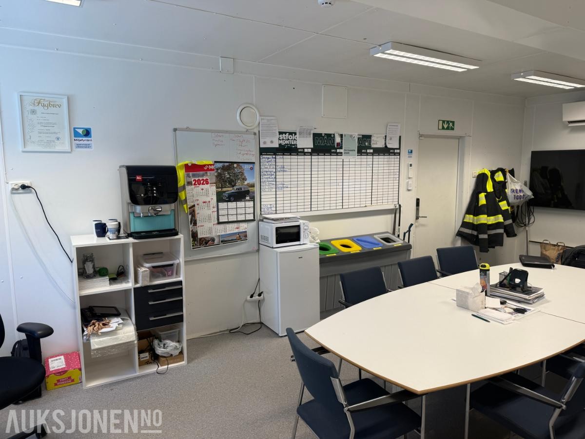 Kontorbrakke m/separat toalett og vaskerom.