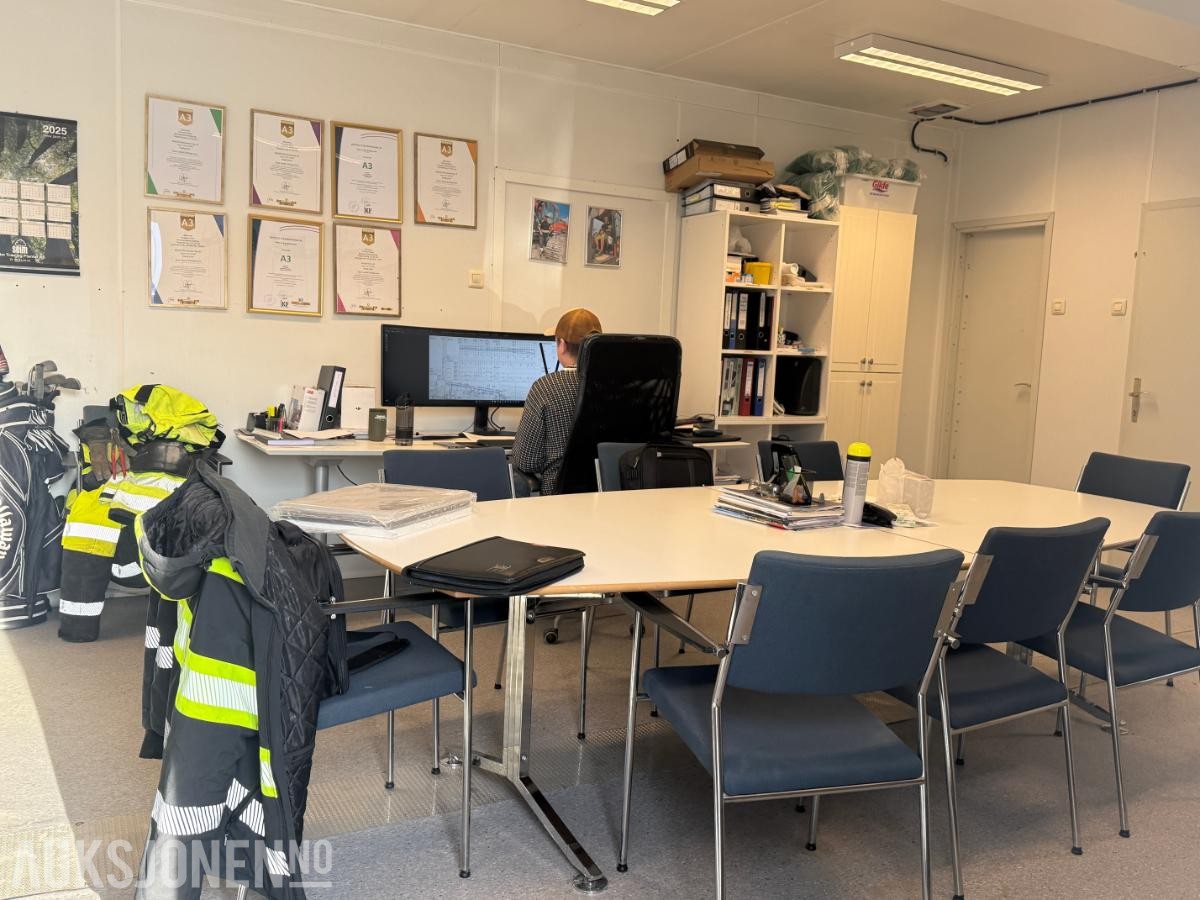 Kontorbrakke m/separat toalett og vaskerom.