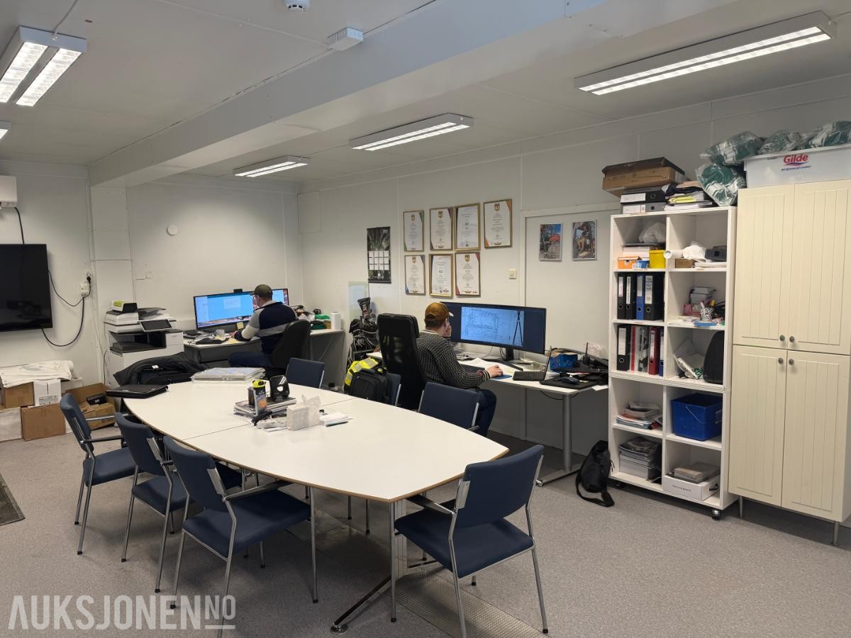 Kontorbrakke m/separat toalett og vaskerom.
