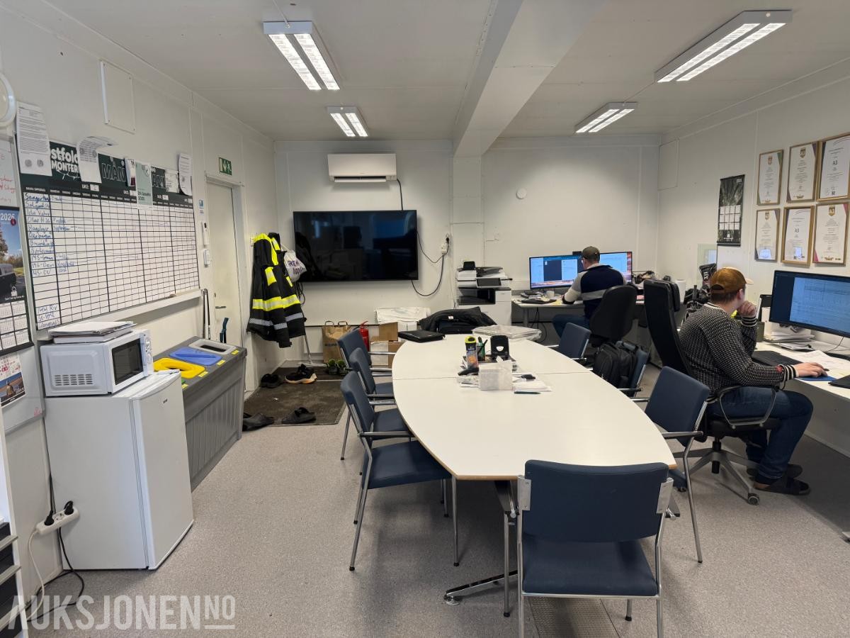 Kontorbrakke m/separat toalett og vaskerom.