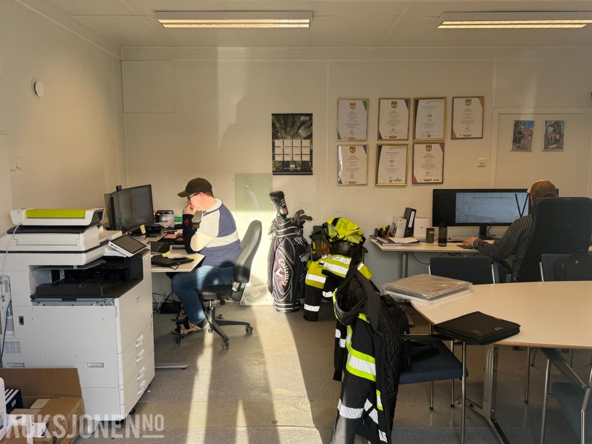 Kontorbrakke m/separat toalett og vaskerom.