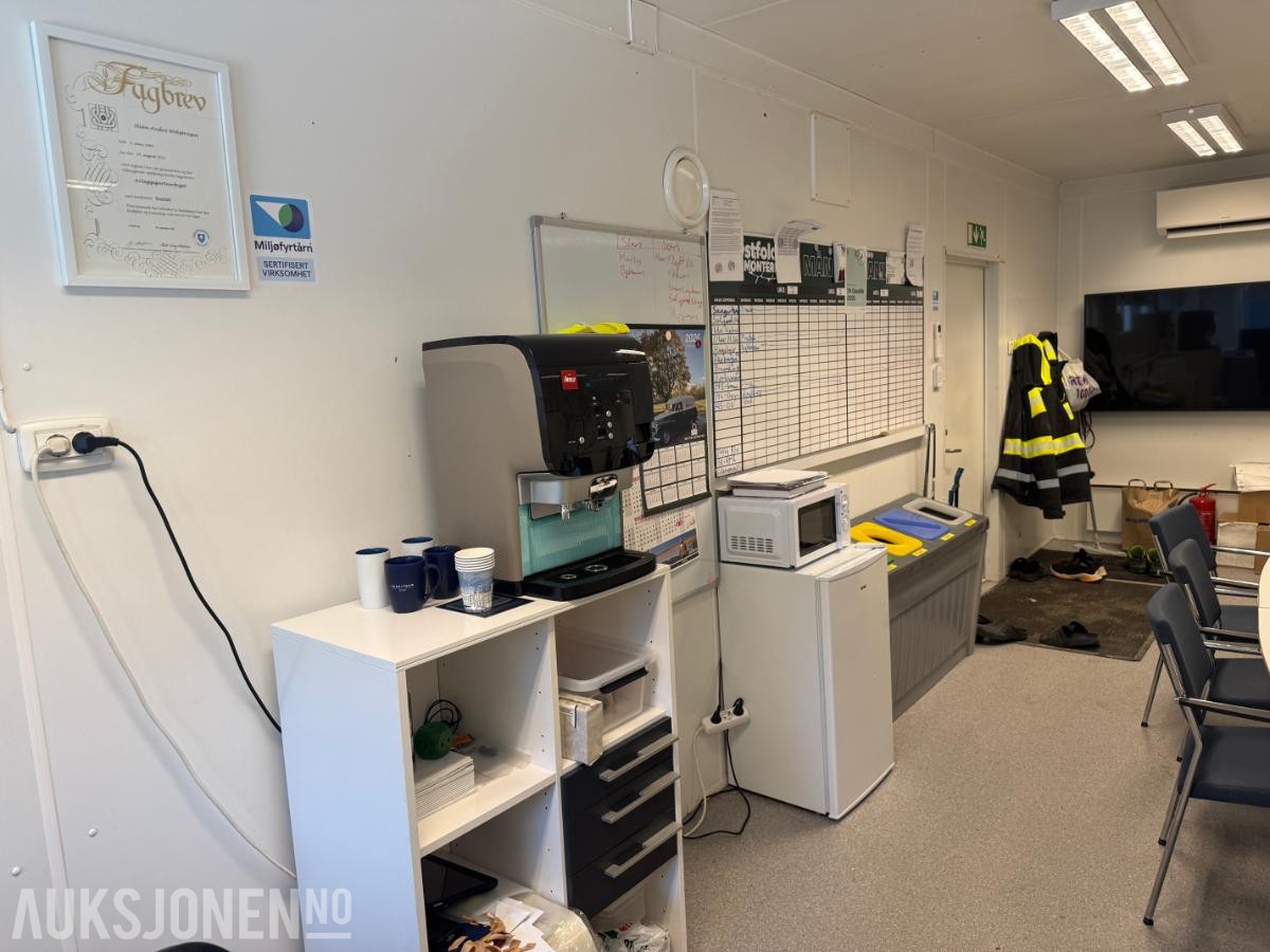 Kontorbrakke m/separat toalett og vaskerom.