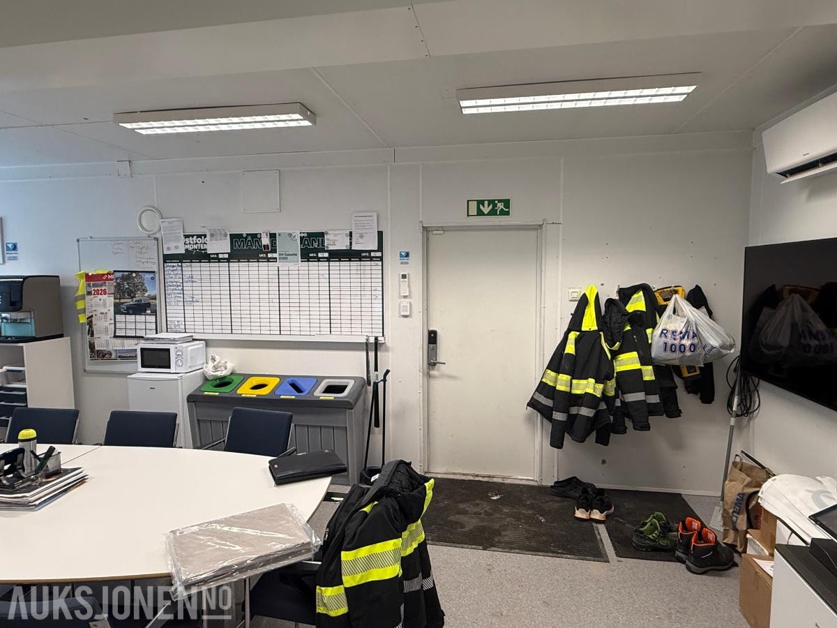 Kontorbrakke m/separat toalett og vaskerom.