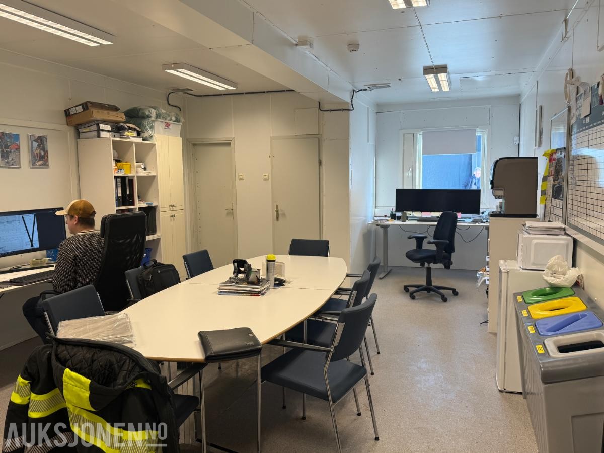 Kontorbrakke m/separat toalett og vaskerom.