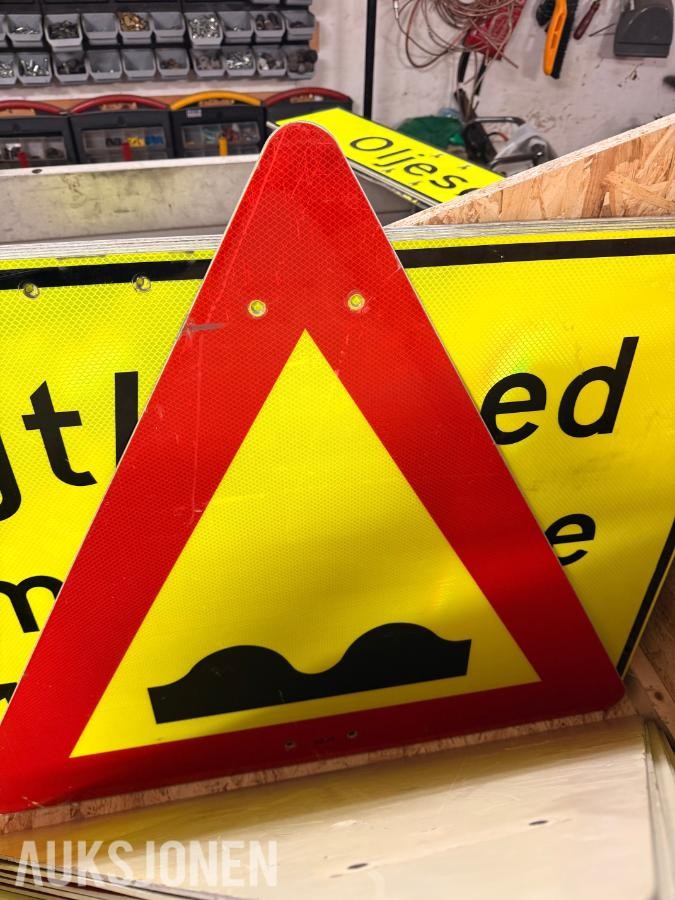 Lager med Vei og anlegg skilt