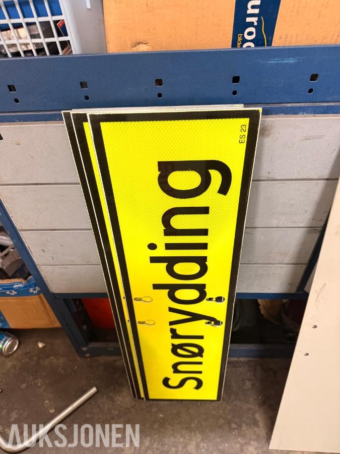 Lager med Vei og anlegg skilt