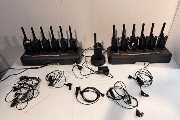 Motorola R2 UHF-radioer med ladere og hodesett - 13 STK