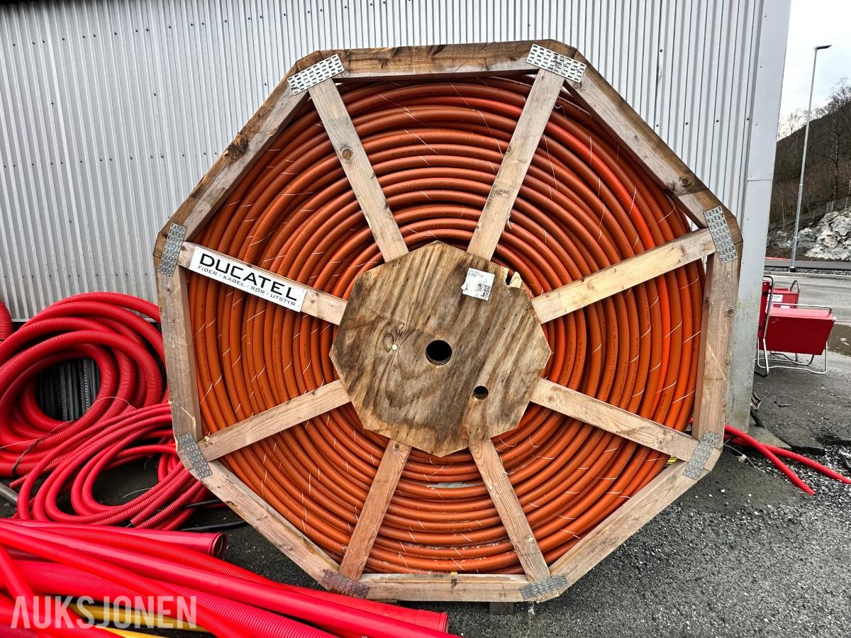2024 Stor kabeltrommel med oransje fiberrør (FTTx-ducting) fra Ducatel