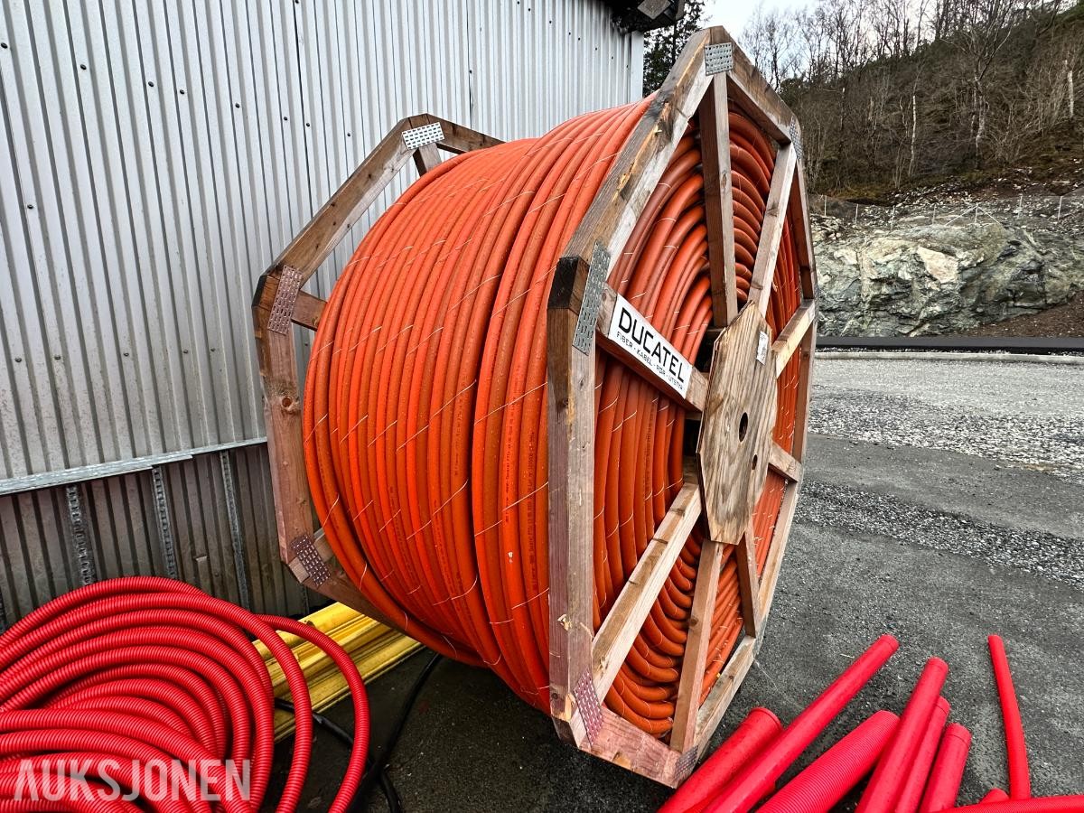 2024 Stor kabeltrommel med oransje fiberrør (FTTx-ducting) fra Ducatel