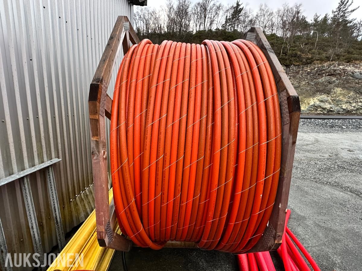 2024 Stor kabeltrommel med oransje fiberrør (FTTx-ducting) fra Ducatel