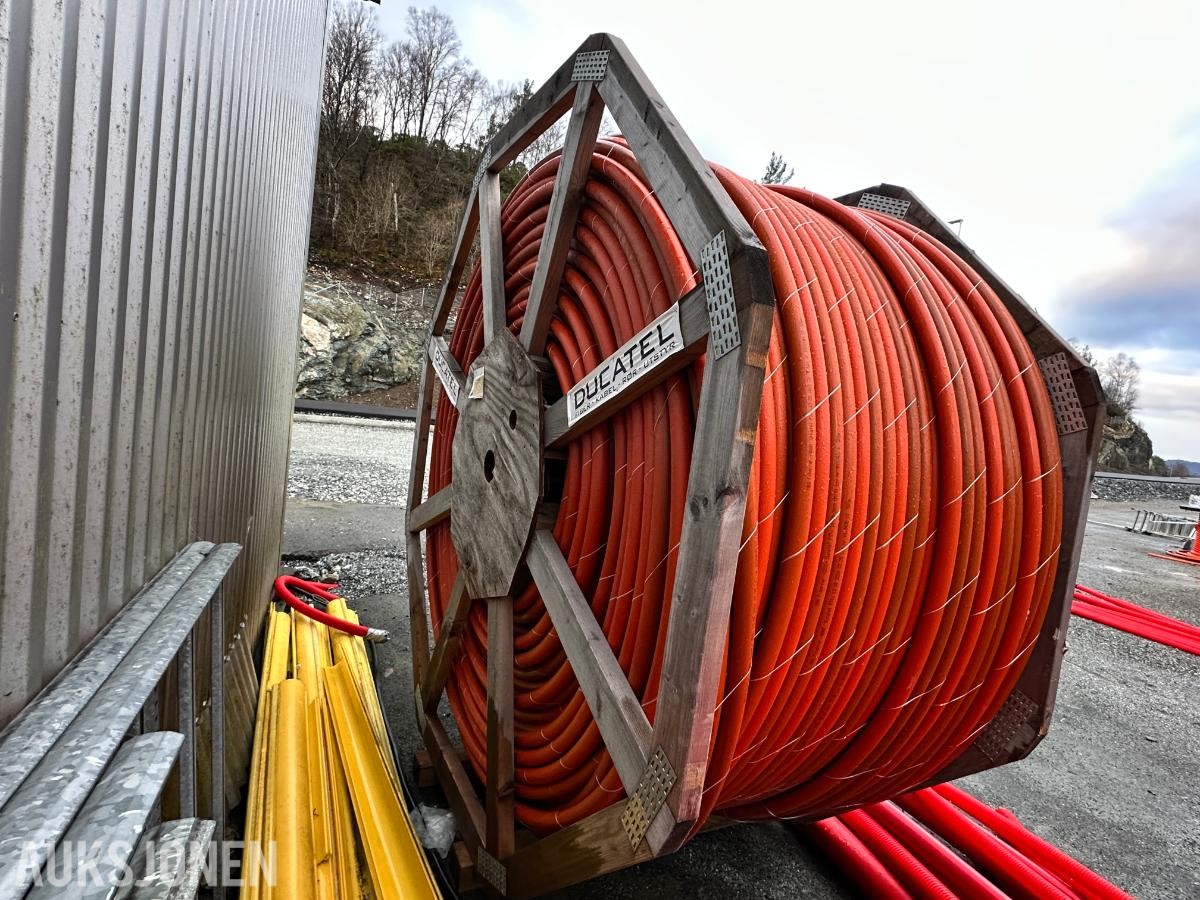 2024 Stor kabeltrommel med oransje fiberrør (FTTx-ducting) fra Ducatel