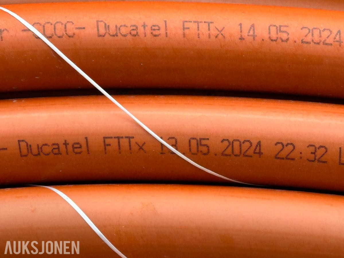 2024 Stor kabeltrommel med oransje fiberrør (FTTx-ducting) fra Ducatel