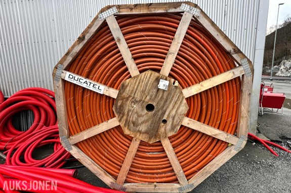 2024 Stor kabeltrommel med oransje fiberrør (FTTx-ducting) fra Ducatel