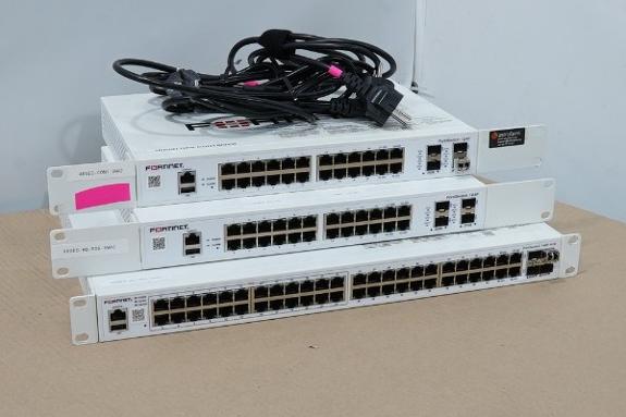 3 stk Fortinet FortiSwitch – 2x FS-124F og 1x FS-148F-POE