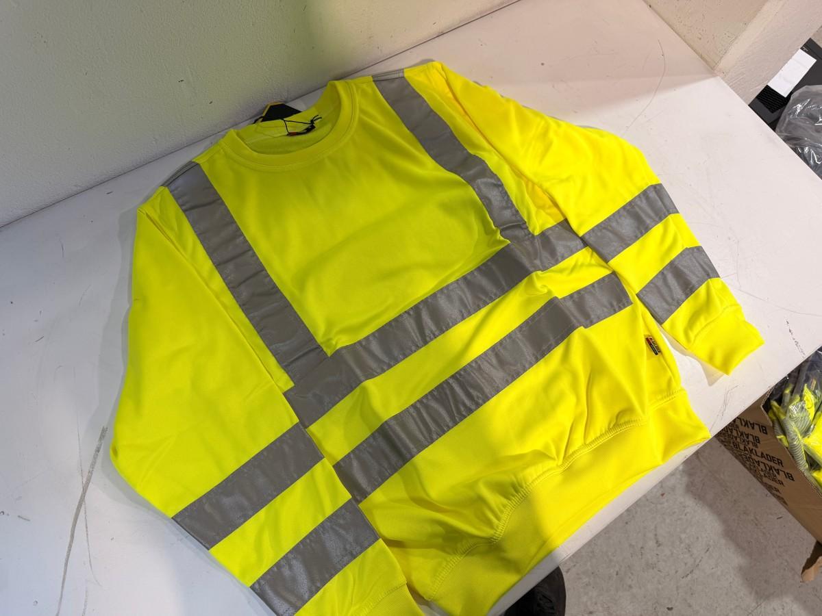 Parti med Blåkläder varselgensere og Clique T-skjorter