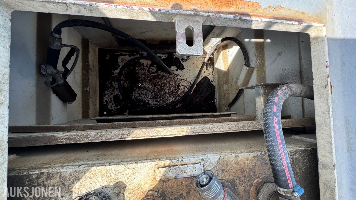 2015 KNSB 31A Dieseltank 2000L - Ca 500L diesel