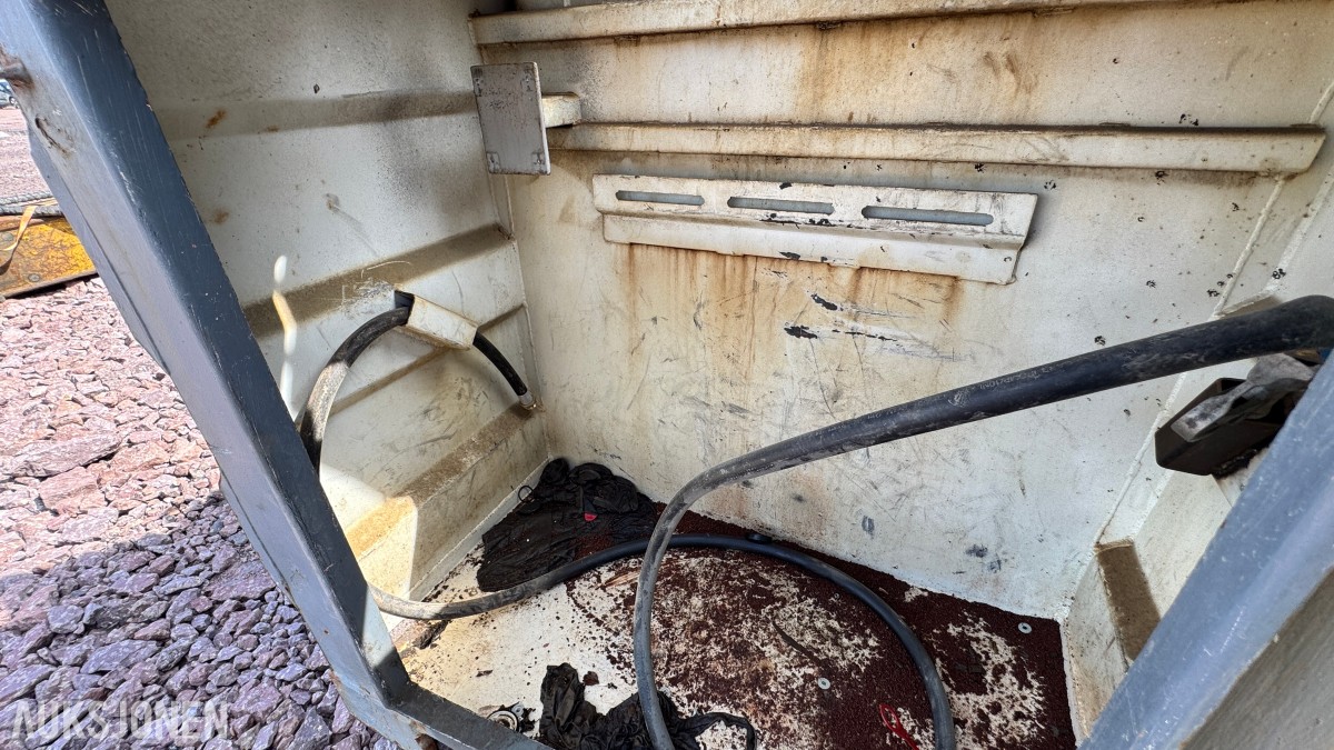 2015 KNSB 31A Dieseltank 2000L - Ca 500L diesel