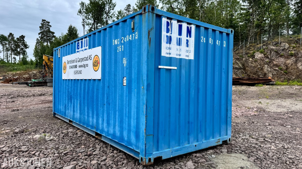 2010 20 fots Container med rørdeler, PE-rør, pumpe og monteringsutstyr
