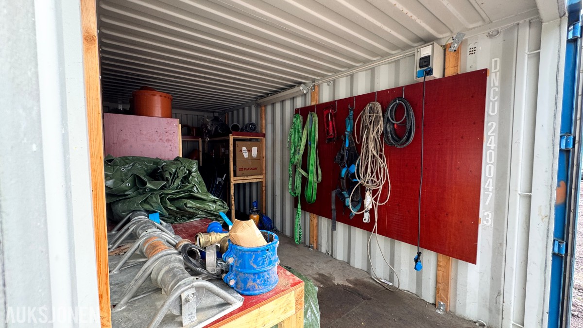 2010 20 fots Container med rørdeler, PE-rør, pumpe og monteringsutstyr