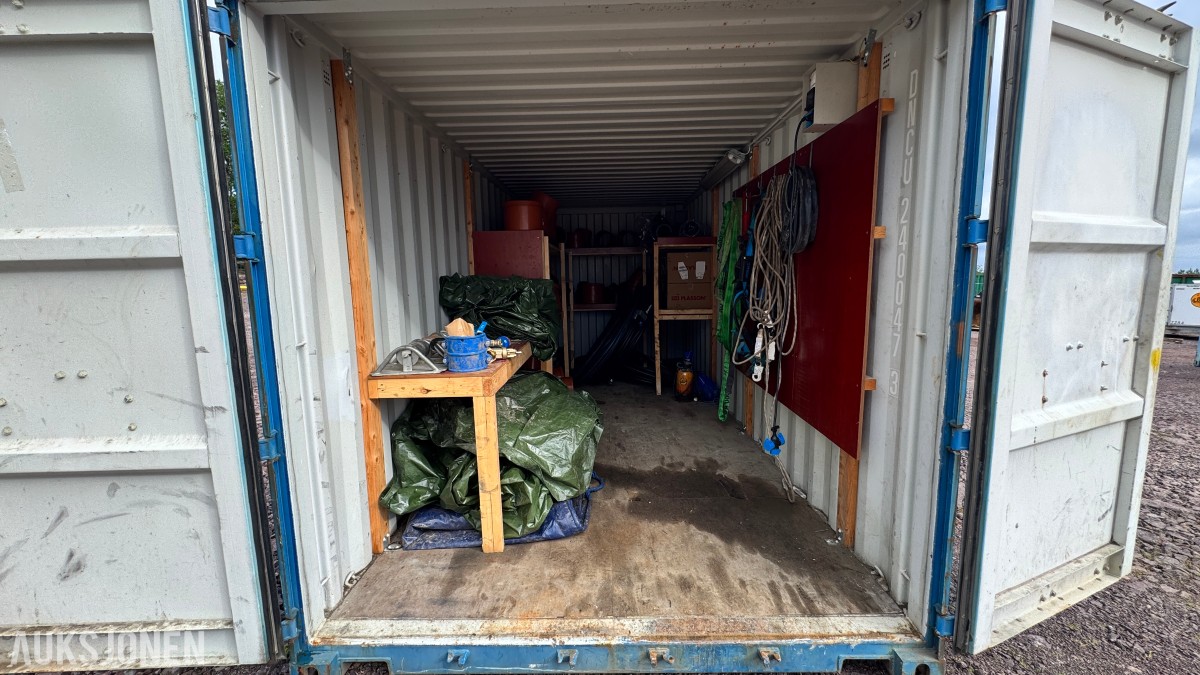 2010 20 fots Container med rørdeler, PE-rør, pumpe og monteringsutstyr
