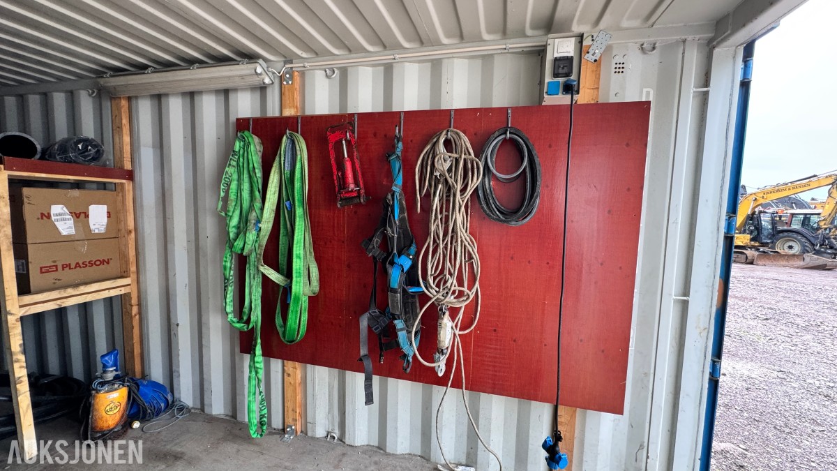 2010 20 fots Container med rørdeler, PE-rør, pumpe og monteringsutstyr