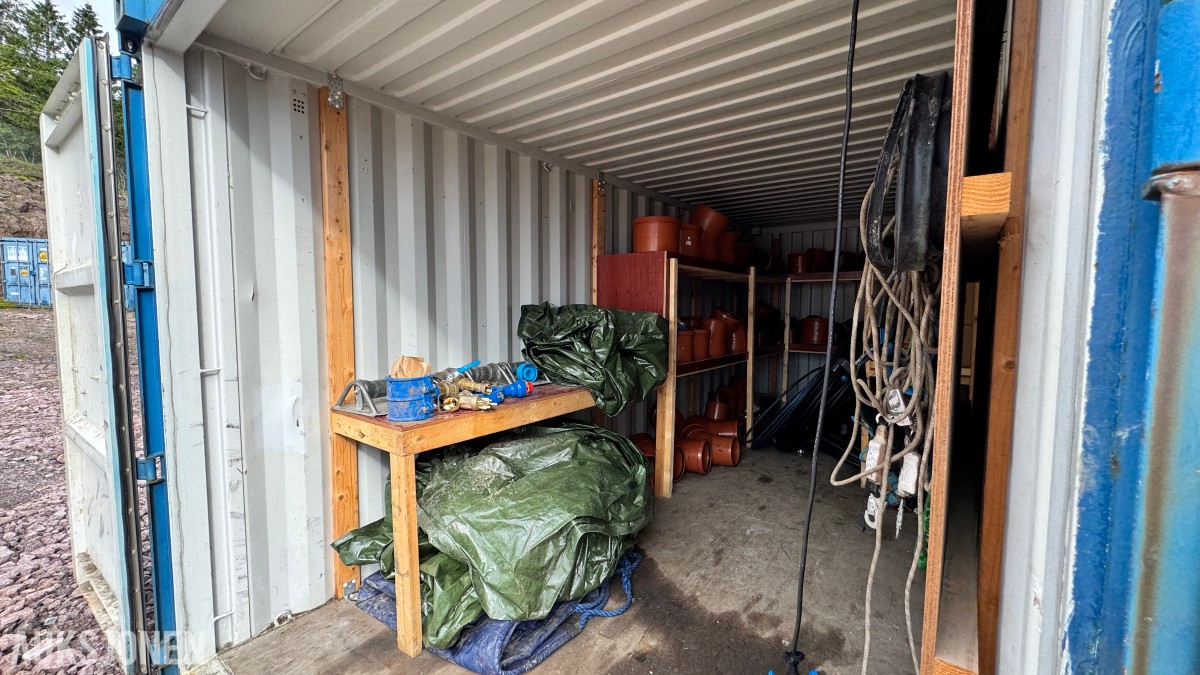 2010 20 fots Container med rørdeler, PE-rør, pumpe og monteringsutstyr