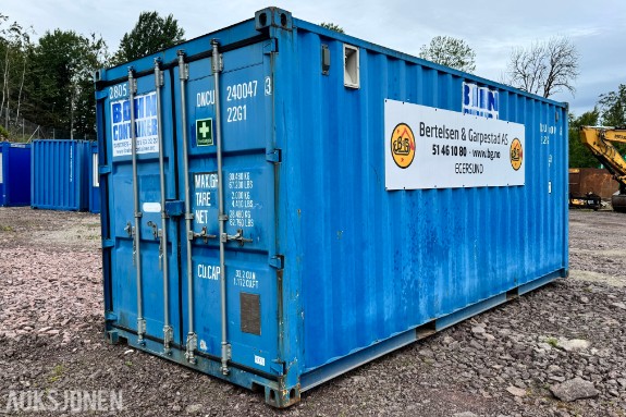 2010 20 fots Container med rørdeler, PE-rør, pumpe og monteringsutstyr