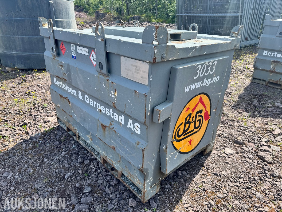 2014 drivstofftank 1000L - ca 1/4 innhold