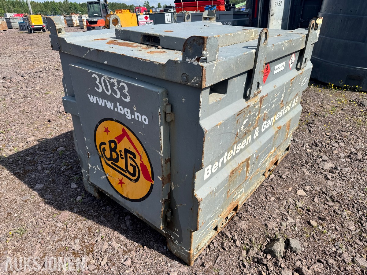 2014 drivstofftank 1000L - ca 1/4 innhold