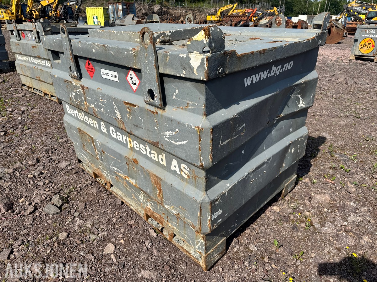 2014 drivstofftank 1000L - ca 1/4 innhold