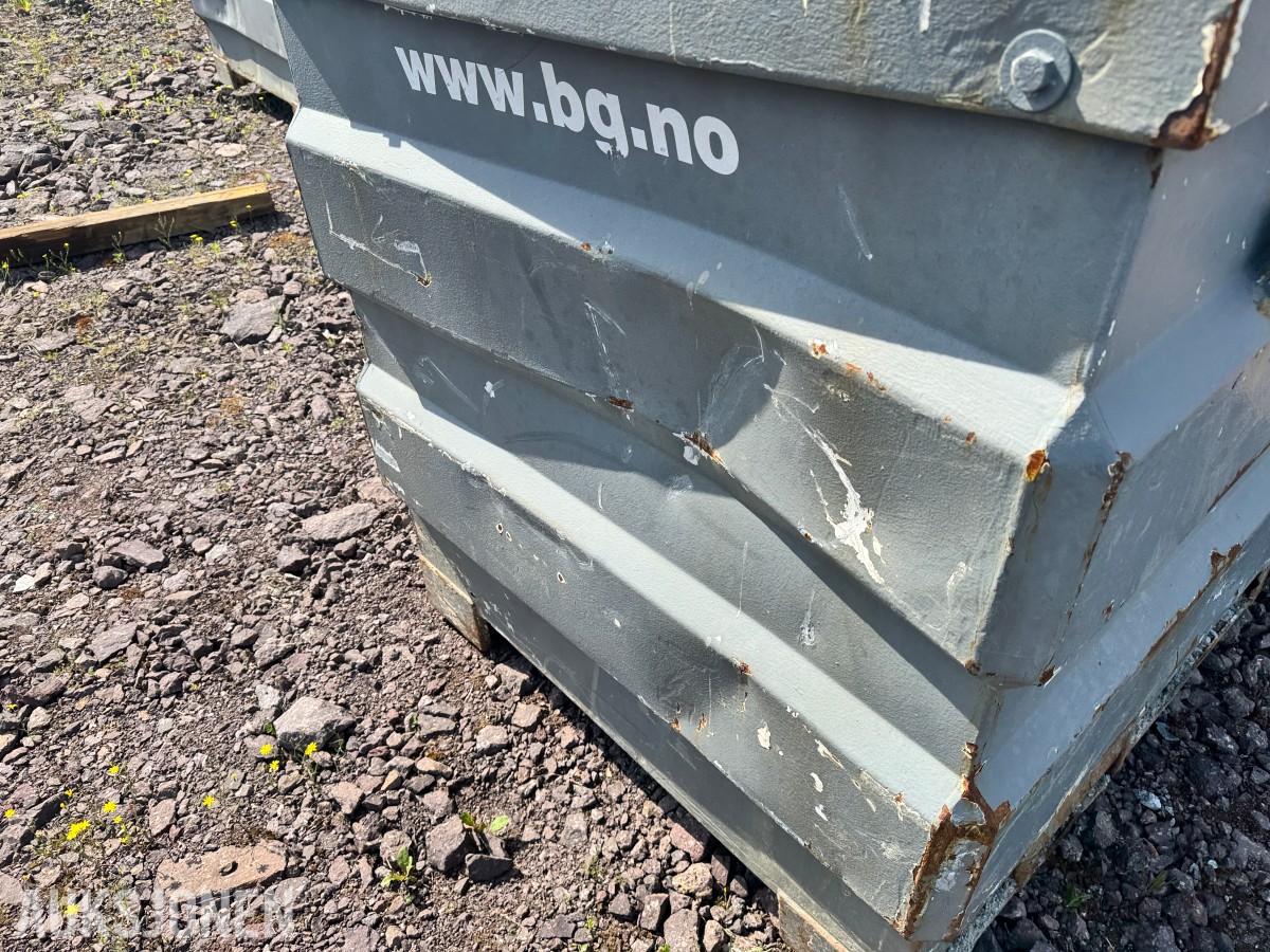 2014 drivstofftank 1000L - ca 1/4 innhold