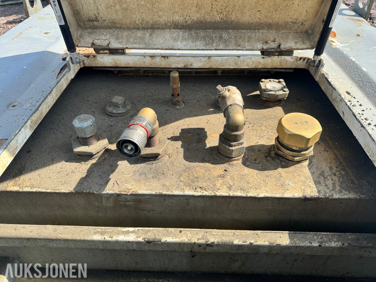 2014 drivstofftank 1000L - ca 1/4 innhold