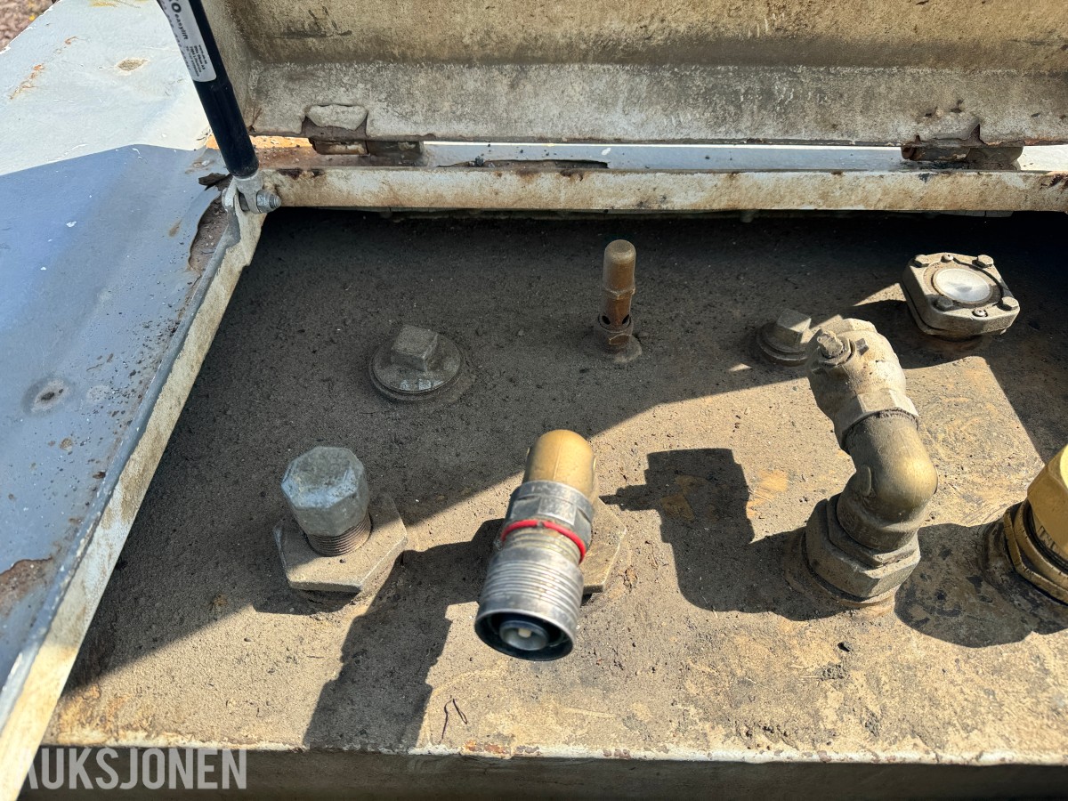 2014 drivstofftank 1000L - ca 1/4 innhold