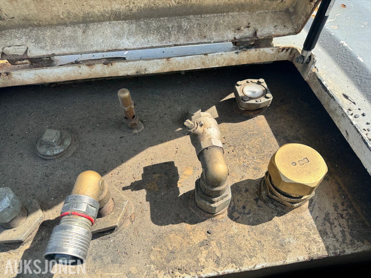 2014 drivstofftank 1000L - ca 1/4 innhold
