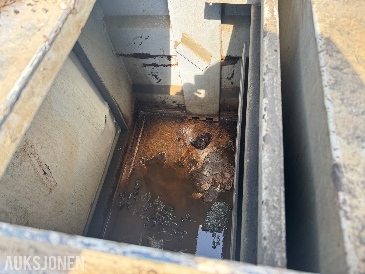 2014 drivstofftank 1000L - ca 1/4 innhold
