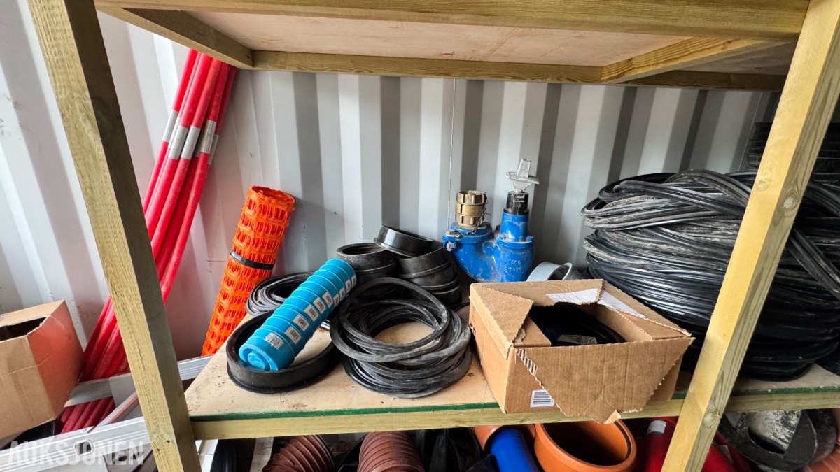2016 20 fots container med rørdeler, koblinger og VA-materiell
