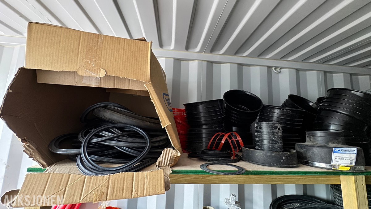 2016 20 fots container med rørdeler, koblinger og VA-materiell