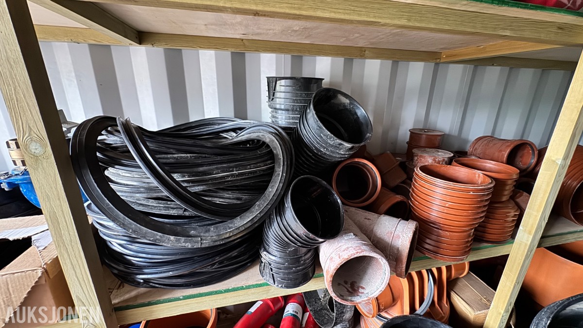 2016 20 fots container med rørdeler, koblinger og VA-materiell