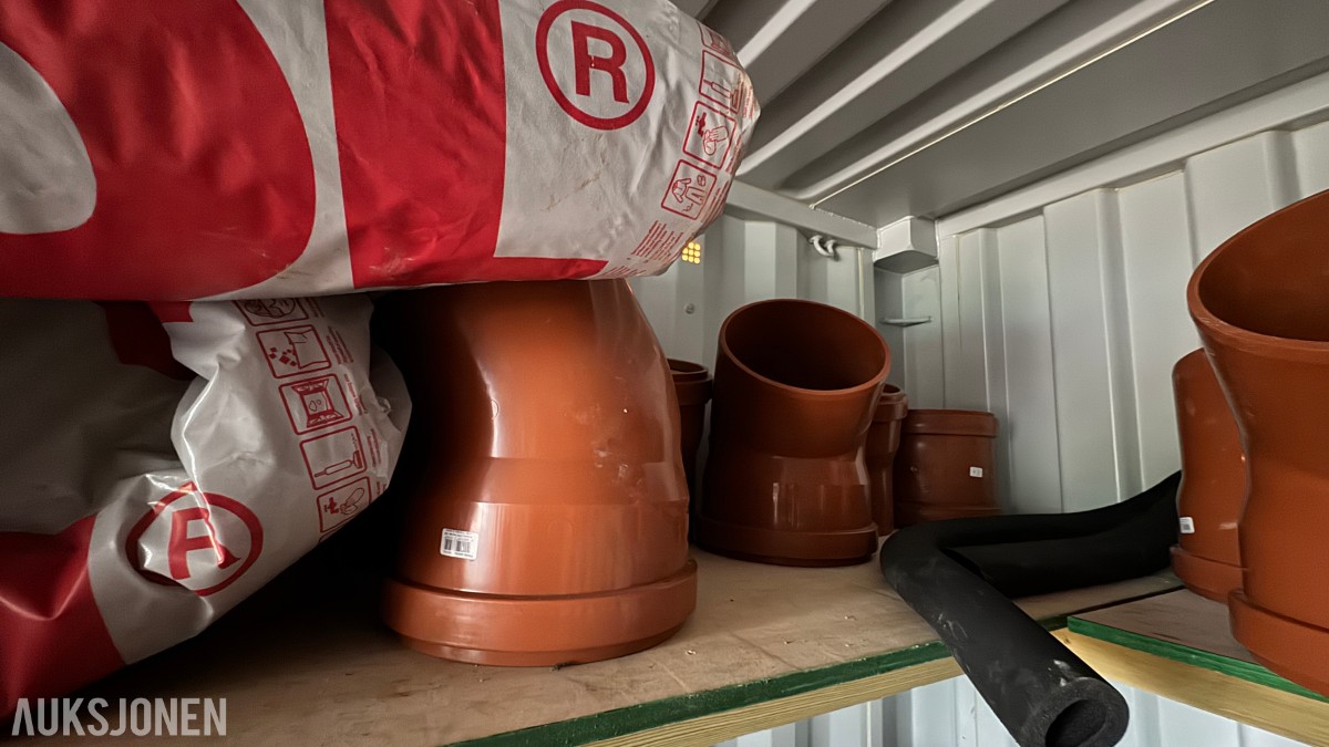 2016 20 fots container med rørdeler, koblinger og VA-materiell