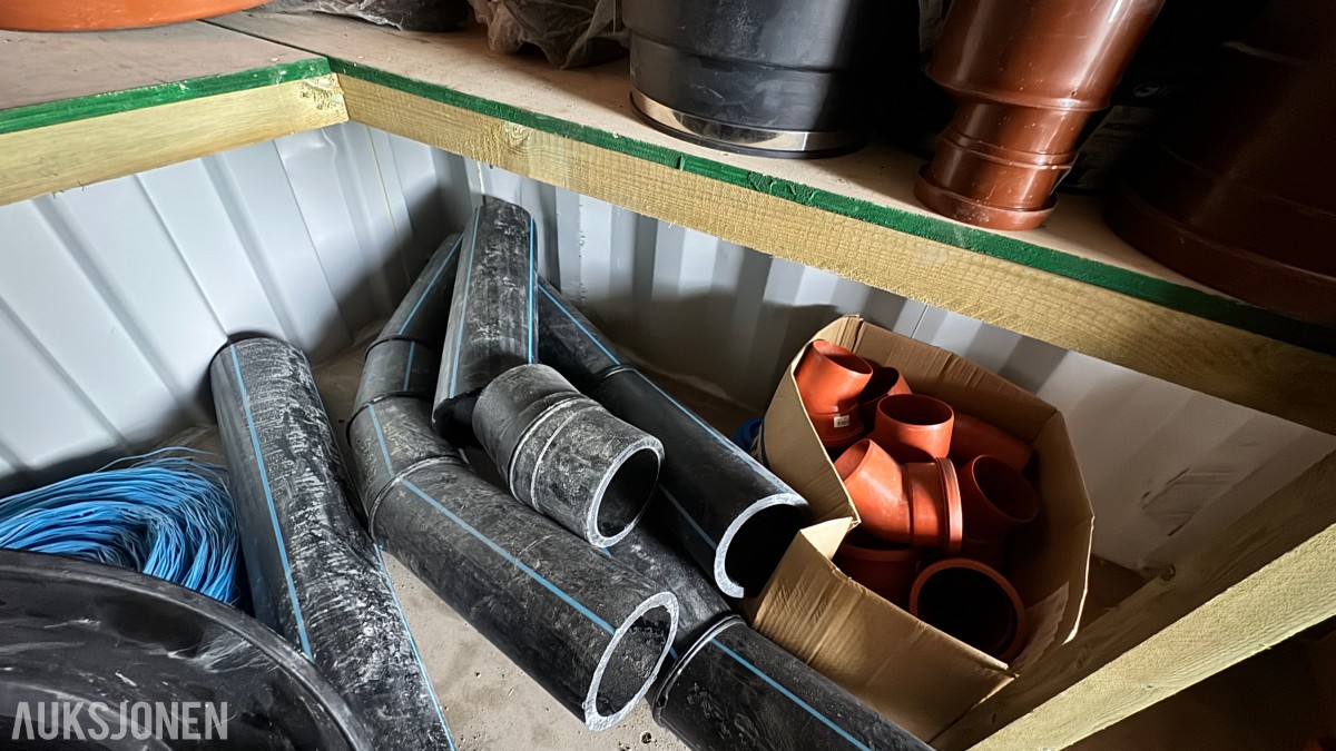 2016 20 fots container med rørdeler, koblinger og VA-materiell